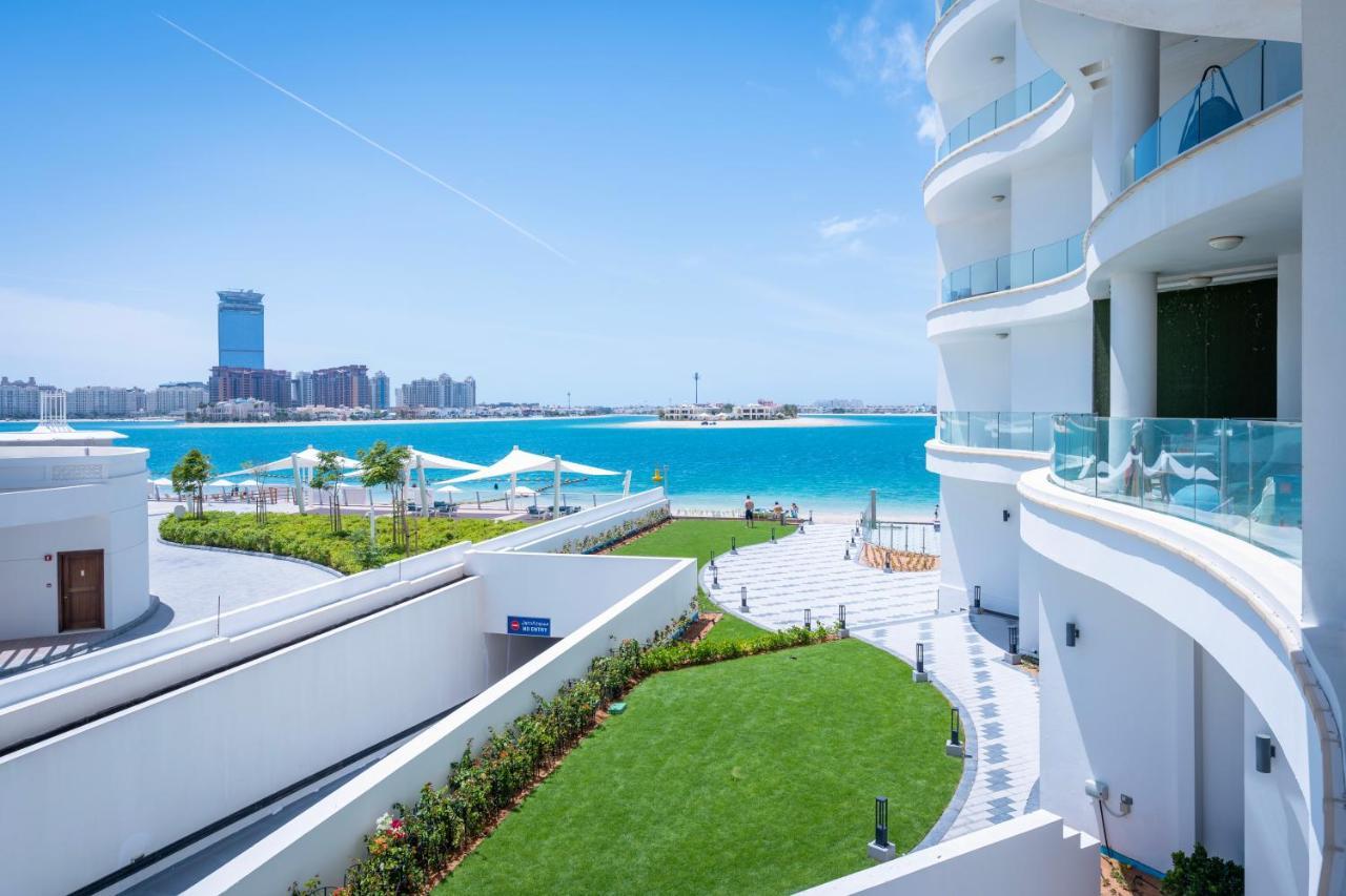 Modern Beachfront 1br - Royal Bay Azizi