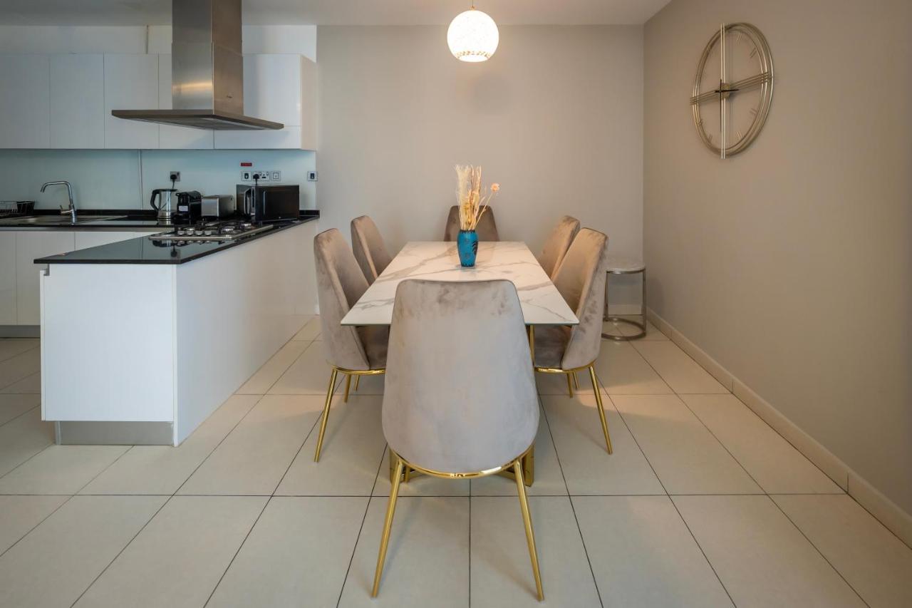 Modern Beachfront 1br - Royal Bay Azizi Apartment *