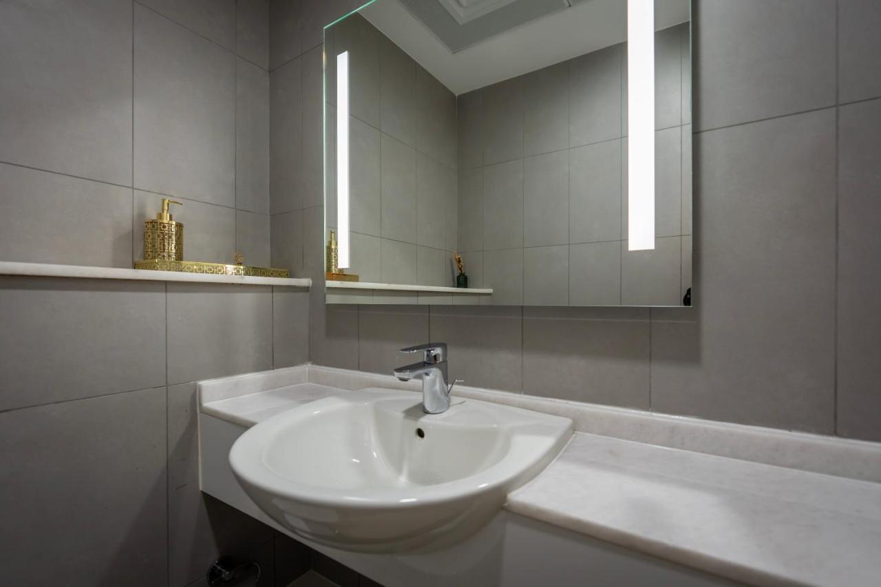 Modern Beachfront 1br - Royal Bay Azizi Apartment