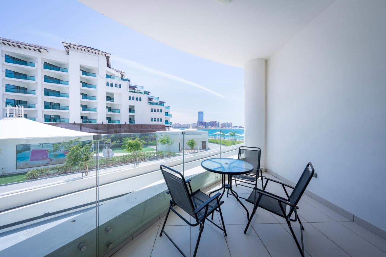 Modern Beachfront 1br - Royal Bay Azizi