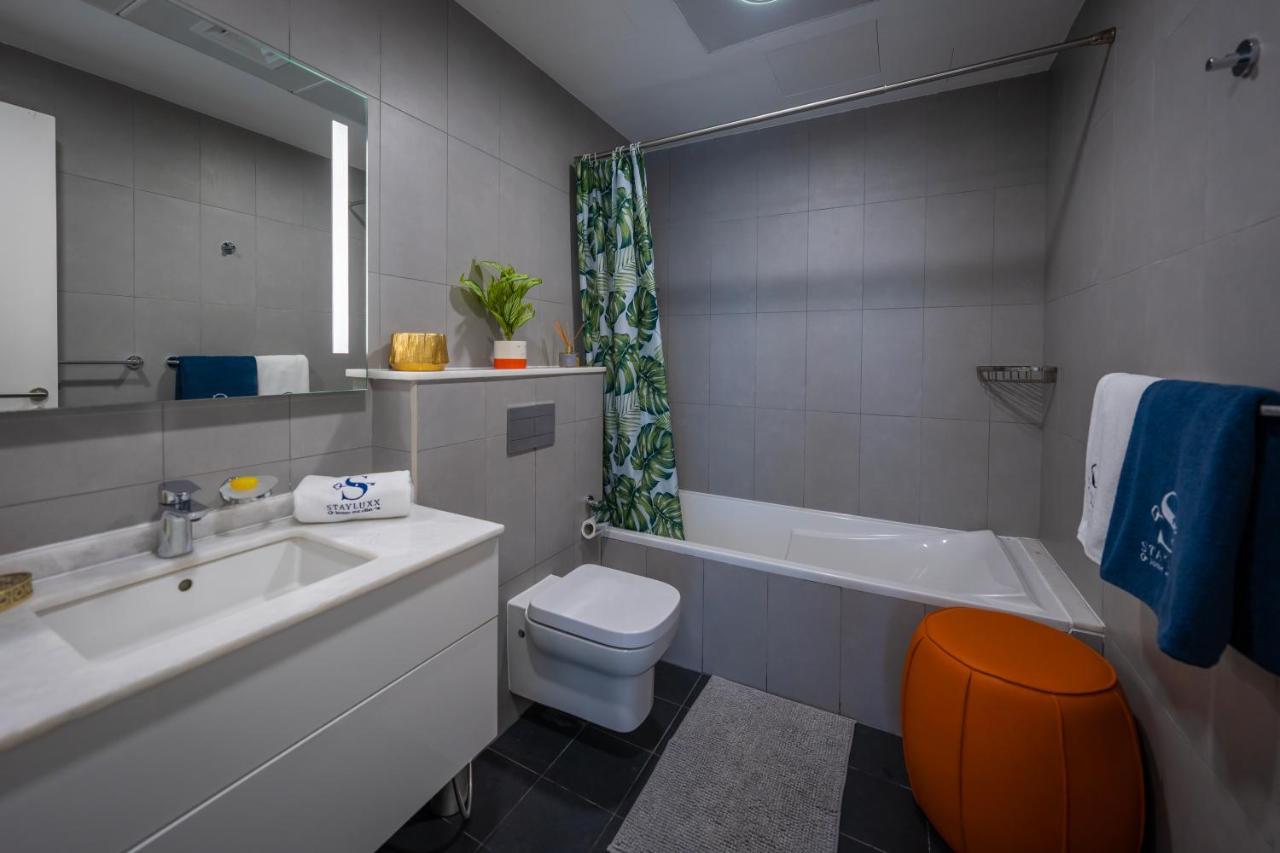 Apartment Modern Beachfront 1br - Royal Bay Azizi Dubai