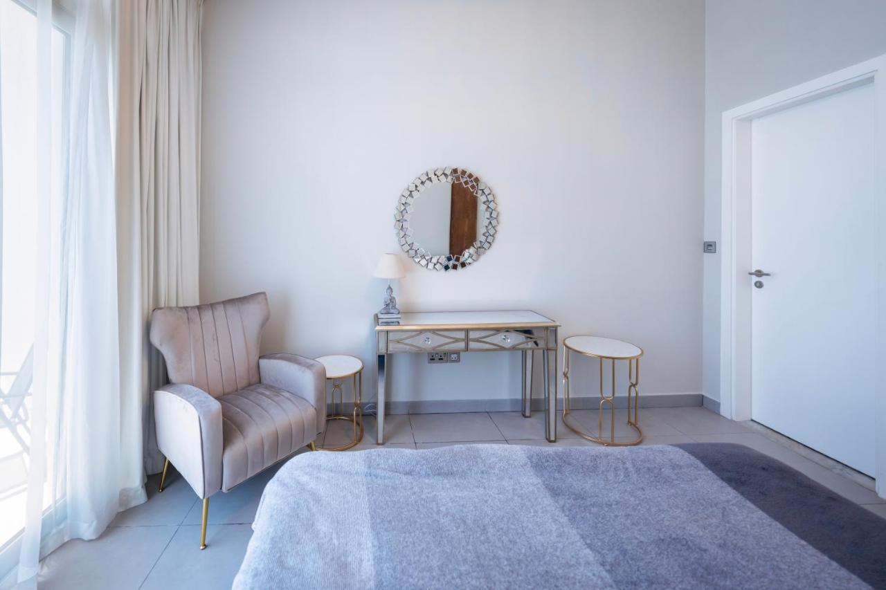 Apartment Modern Beachfront 1br - Royal Bay Azizi Dubai