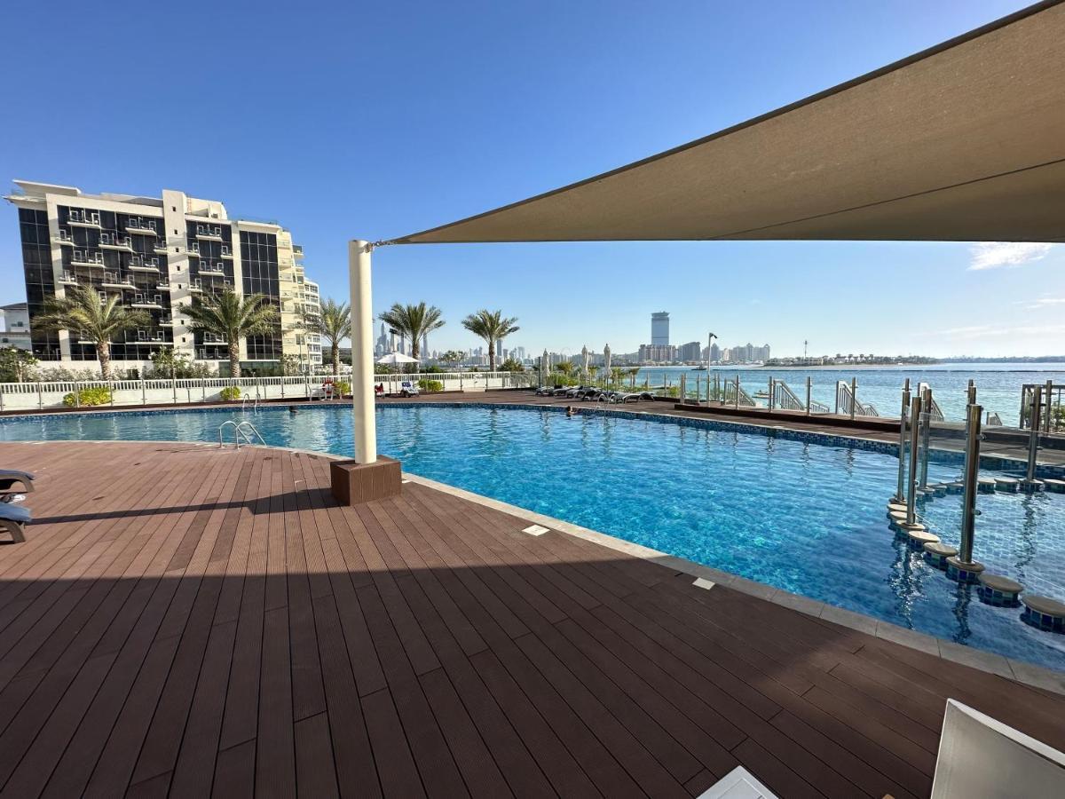 Modern Beachfront 1br - Royal Bay Azizi *