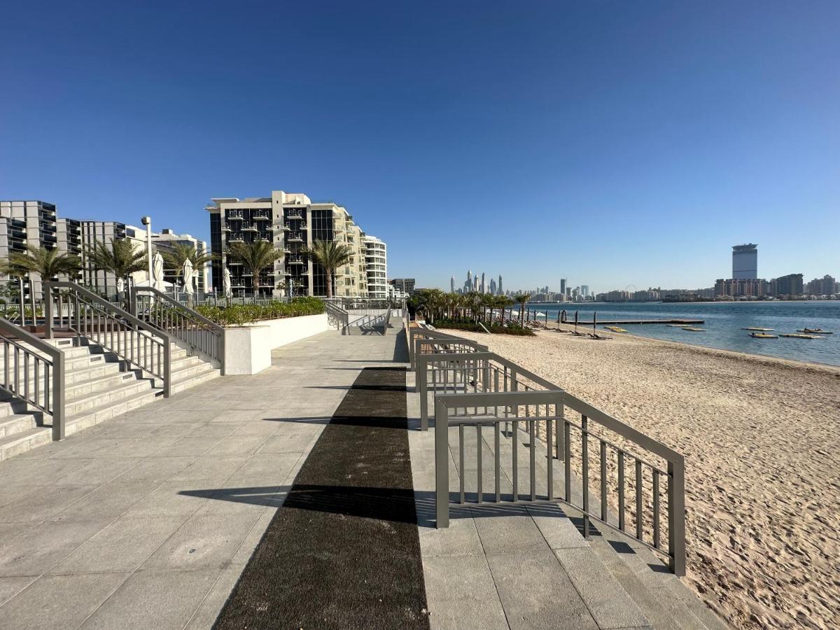 Modern Beachfront 1br - Royal Bay Azizi